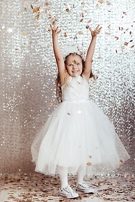 포토 JPG 해외이미지 백인 1 라이프스타일 드레스 여자 행복 얼굴 어린이 백그라운드 컨셉 놀이 휴가 기념 실내 선물 한명 사람 장식 파란색 빛 뷰티 파티 유행 기쁨 흰색 축하 표현 생일 은색 꽃가루 해외202310 해외포토 서양인 옷 기념일 감정 컬러 이벤트 내부 생활 신체부위 가루 파일형식