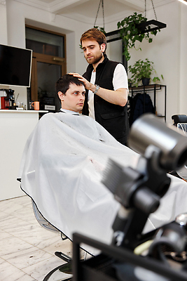 포토 JPG 해외이미지 식물 헤어스타일 응시 남자 화분 앉기 상반신 성인 두명 옆모습 장비 망토 미용사 이발 이발소 스마트워치 성인남자만 해외202310 해외포토 직업 시선 뷰포인트 모션 사람 스마트기기 뷰티샵 웨어러블 남자만 성인만 파일형식