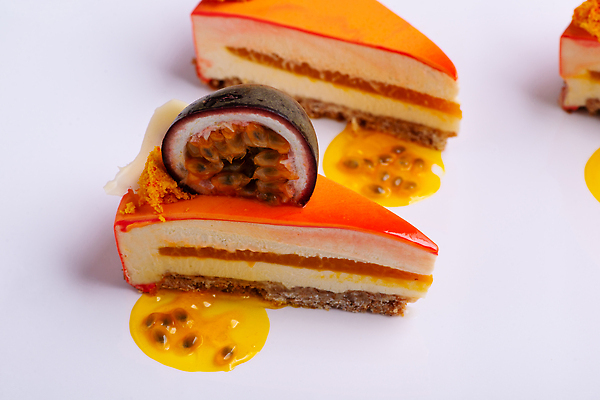 포토 JPG 해외이미지 접시 음식 백그라운드 디저트 사람없음 장식 갈색 케이크 초콜릿 검은색 견과류 흰색 달콤 설탕 고립 어려움 페스츄리 해외202310 해외포토 식기 빵 컬러 맛 파일형식