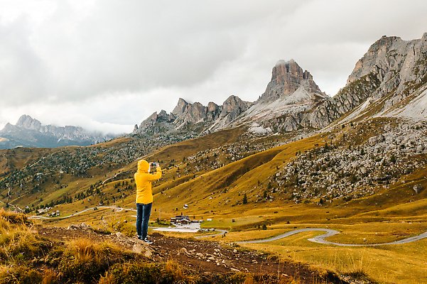 포토 JPG 해외이미지 백인 구름 라이프스타일 여행 모션 자연 휴가 휴식 산 사람 풍경 사람없음 스마트폰 여행객 평화 계곡 탐험 시골 황무지 분위기 고독 땅 언덕 알프스 느림 산악지대 랜드마크 선로 웅장함 해외202310 해외포토 자연요소 서양인 감정 유럽 컨셉 생활 핸드폰 스마트기기 생태계 파일형식