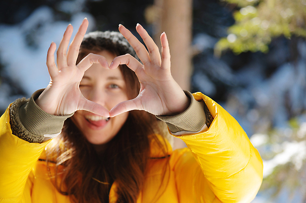 포토 JPG 해외이미지 모양 백인 라이프스타일 손 응시 공원 여자 행복 감정 여행 컨셉 겨울 자연 발렌타인데이 관리 사랑 한명 사람 야외 초록색 태양 뷰티 노란색 여행객 운명 숲 혀 심볼 사인 만들기 긍정 돌봄 혼자 존경 해외202310 해외포토 자연요소 서양인 1 시선 계절 공공시설 컬러 모션 데이이벤트 생활 신체부위 입 생태계 파일형식