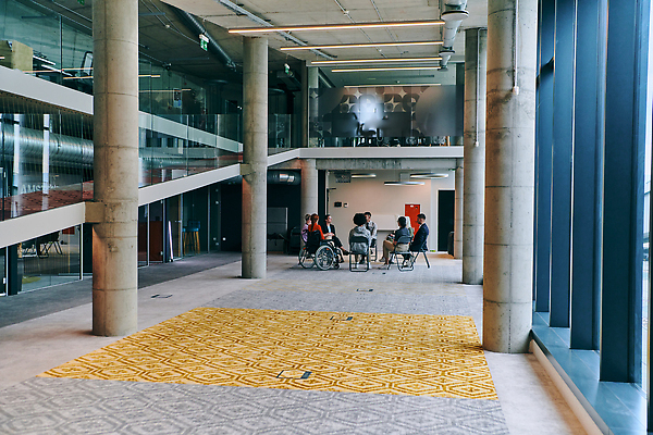 포토 JPG 해외이미지 흑인 비즈니스 사업가 통신 회의 협력 설계 아이디어 직장 대화 여러명 환경 성장 원형 발표 계획 대표 토론 분석 동료 비전 전략 해결 진행 혁명 의사결정 네트워킹 콜라보레이션 획기적 브레인스토밍 해외202310 해외포토 도형 서양인 직업 다수 컨셉 회사 관계 말하기 사람 네트워크 파일형식