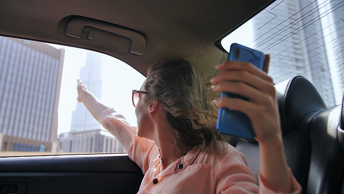 포토 JPG 해외이미지 여자 행복 아시아 백그라운드 인터넷 통신 자동차 휴식 대화 한명 미소 사람 동양인 목재 뷰티 카메라 디지털 항구 고층빌딩 장비 운전 셀프카메라 선베드 만들기 방송 온라인 동영상 거짓말 구독 두바이 블로거 아랍어 크리에이터 1인미디어 해외202310 해외포토 나무 직업 1 감정 나라 육상교통 컨셉 의자 재료 교통시설 모션 표정 말하기 인종 빌딩 전자제품 사진촬영 아랍에미리트 파일형식