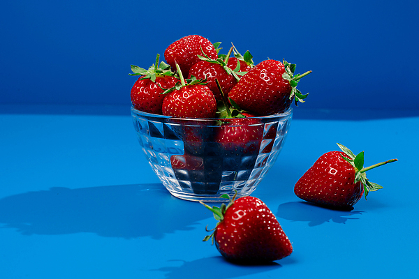 포토 JPG 해외이미지 계절 열매 음식 백그라운드 농업 과일 탁자 딸기 건강 사람없음 빨간색 초록색 파란색 정원 수확 신선 그룹 달콤 맛 유기농 날것 흙더미 내추럴 숙성 채식주의자 비건 맛있는 해외202310 해외포토 식물 웰빙 산업 컬러 가구 컨셉 흙 채식 파일형식 더미