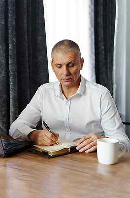 포토 JPG 해외이미지 백인 직업 라이프스타일 손 교육 종이 중년 인터넷 비즈니스 사업가 탁자 설계 아이디어 직장 실내 한명 사람 앉기 세로 노트북 스터디 컴퓨터 타이핑 기록 업무 비즈니스맨 작업실 계획 작가 멀리 온라인 프리랜서 해외202310 해외포토 서양인 1 남자 가구 컨셉 회사 모션 성인 내부 생활 신체부위 전자제품 학습 작업 직장인 파일형식