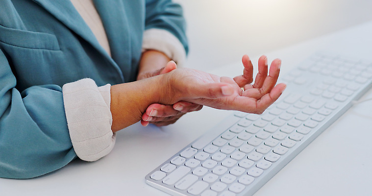 포토 JPG 해외이미지 서양인 여자 스트레스 한명 상반신 성인 옆모습 사무실 키보드 업무 비즈니스우먼 손목 성인여자한명만 손목통증 해외202310 해외포토 외국인 1 뷰포인트 비즈니스 사람 신체부위 고통 작업 직장인 여자한명만 성인여자만 파일형식