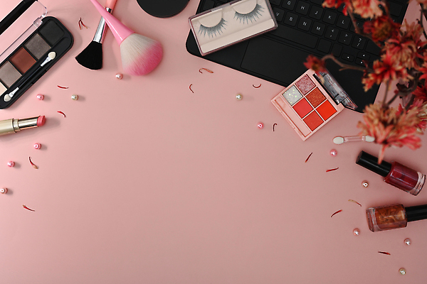 포토 JPG 해외이미지 꽃 분홍색 백그라운드 사람없음 립스틱 키보드 화려 구슬 매니큐어 아이섀도 메이크업브러쉬 인조속눈썹 카피스페이스 해외202310 해외포토 식물 컬러 컨셉 화장품 공백 붓 속눈썹 파일형식