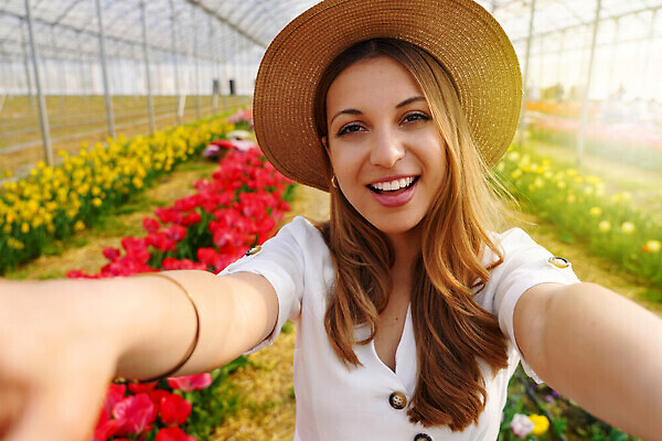 포토 JPG 해외이미지 식물 응시 공원 여자 꽃 행복 여유 꽃무늬 자연 놀이 한명 미소 웃음 사람 초록색 여름 뷰티 정원 맑음 일몰 봄 튤립 벚꽃 개화 네덜란드 밀짚모자 히스패닉 내추럴 온실 브라질사람 해외202310 해외포토 모자_잡화 1 시선 계절 공공시설 감정 유럽 컬러 무늬 날씨 표정 노을 생태계 파일형식