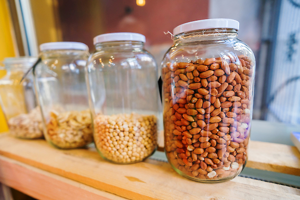 포토 JPG 해외이미지 잡화 음식 실내 건강 씨앗 사람없음 쇼핑 상점 신선 항아리 시장 닫기 상품 먹기 슈퍼마켓 채식주의자 캐슈넛 비건 중소기업 해외202310 해외포토 식물 회사 모션 내부 견과류 도자기 채식 파일형식