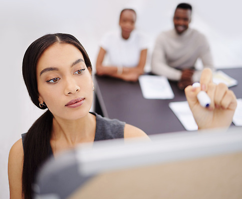 포토 JPG 해외이미지 응시 여자 남자 비즈니스 회의 함께함 들기 상반신 성인 앞모습 세명 펜 칠판 기록 책상 문서 성인만 해외202310 해외포토 시선 뷰포인트 가구 컨셉 모션 사람 필기구 파일형식