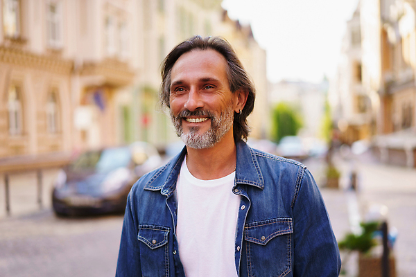 포토 JPG 해외이미지 백인 라이프스타일 응시 남자 행복 안경 얼굴 백그라운드 셔츠 비즈니스 사업가 자동차 성공 수염 거리 표정 건강 한명 서기 미소 웃음 사람 성인 야외 여름 유행 청바지 도시 비즈니스맨 시원함 긍정 내추럴 구시가지 스타일 해외202310 해외포토 서양인 직업 1 시선 잡화 계절 감정 육상교통 컨셉 상의 바지 모션 생활 신체부위 직장인 파일형식