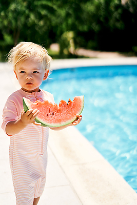 포토 JPG 해외이미지 백인 1 어린이 조각 과일 가족 휴가 수박 관리 한명 야외 물 기쁨 아기 닫기 걸음마 숙성 터키석 해외202310 해외포토 자연요소 서양인 감정 관계 모션 사람 보석 파일형식