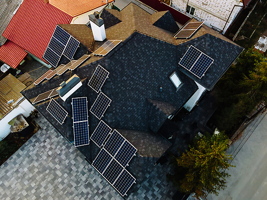 포토 JPG 해외이미지 건축양식 하늘 지붕 새로움 주택 세포 사람없음 건물 초록색 파란색 빛 햇빛 태양 3D 환경 힘 재활용 장비 발전기 에너지 판넬 절약 보호 옥상 에코 생태계 태양에너지 각도 시스템 세대 유지 패널 혁명 생태학 설치 수집가 공급 해외202310 해외포토 자연요소 직업 건축물 교육 건축 컬러 컨셉 발전소 그린에너지 디지털합성 친환경 파일형식