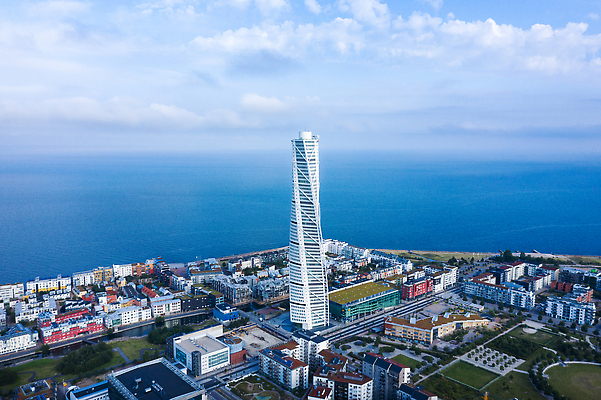 포토 JPG 해외이미지 외관 계절 유럽 산업 바다 여행 건축양식 하늘 휴가 거리 안테나 스웨덴 풍경 사람없음 야외 건물 물 여름 파란색 도시풍경 햇빛 탑 고층빌딩 도시 큼 기중기 장면 지역 타운 스카이라인 항공촬영 랜드마크 수평선 해외202310 해외포토 자연요소 건축물 건축 나라 뷰포인트 컬러 통신 북유럽 빌딩 태양 중장비 크기 파일형식