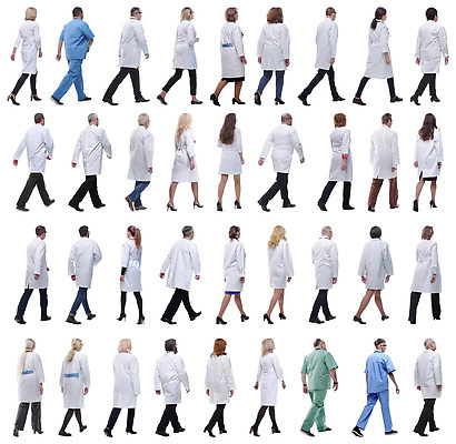 포토 JPG 해외이미지 전신 여자 노년 남자 중년 여러명 성인 뒷모습 걷기 의사 의사가운 수술복 성인만 해외202310 해외포토 뷰포인트 다수 모션 사람 의료진 가운 파일형식