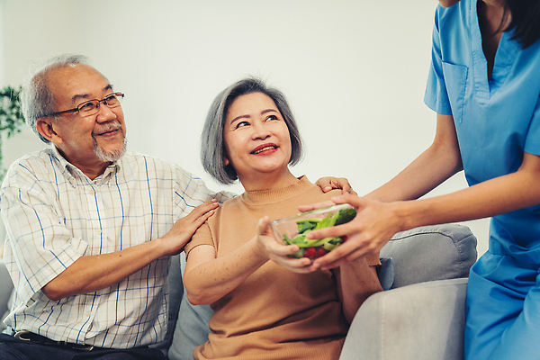포토 JPG 해외이미지 여자 노년 남자 실내 서기 앉기 동양인 상반신 성인 앞모습 옆모습 치료 세명 실버라이프 건강관리 샐러드 환자 간호사 주기 건강식 간병인 노후건강 돌봄 돌봄서비스 해외202310 해외포토 직업 라이프스타일 음식 뷰포인트 의학 모션 건강 관리 사람 인종 내부 노후 의료진 서비스 파일형식