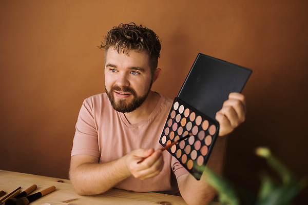 포토 JPG 해외이미지 남자 한명 들기 상반신 성인 옆모습 뷰티 화려 메이크업아티스트 아이섀도 메이크업브러쉬 성인남자한명만 크리에이터 영상촬영 해외202310 해외포토 직업 1 뷰포인트 컨셉 모션 사람 촬영 화장품 붓 남자한명만 성인남자만 파일형식 1인미디어