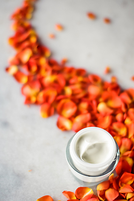 포토 JPG 해외이미지 꽃잎 사람없음 주황색 고급 피부관리 스킨케어 기초화장품 수분크림 해외202310 해외포토 꽃 컬러 컨셉 뷰티 화장품 파일형식