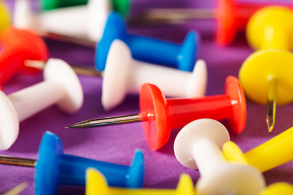 포토 JPG 해외이미지 디자인 종이 컬러 백그라운드 지도 일러스트 비즈니스 집게 그림자 사람없음 빨간색 초록색 세트 컬러풀 사무실 금속 쪽지 흰색 그룹 메시지 압정 수집 방향 제비꽃 심볼 오브젝트 그림 날카로움 공지사항 고립 엘리먼트 조언 많음 해외202310 해외포토 꽃 컨셉 재질 사무용품 파일형식