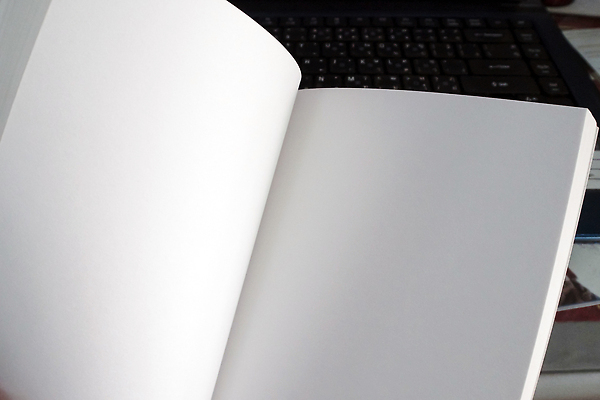 포토 JPG 해외이미지 라이프스타일 교육 종이 백그라운드 문구용품 사람없음 책 노트북 컴퓨터 다이어리 쪽지 공책 공백 정보 흰색 업무 오픈 메시지 오브젝트 페이지 시트 패드 카피스페이스 비어있는 해외202310 해외포토 컬러 생활 전자제품 사무용품 작업 파일형식