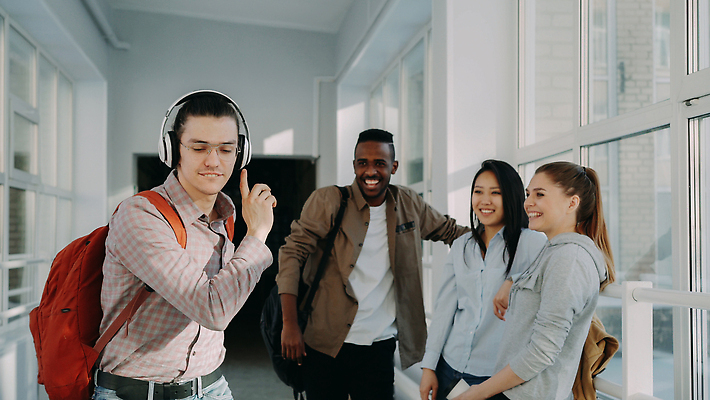 포토 JPG 해외이미지 백인 학생 여자 교육 남자 행복 음악 흑인 학교 함께함 서기 미소 소녀 여러명 친구 학습 헤드폰 우정 듣기 흰색 인사 홀 그룹 복도 대학교 긍정 다민족 단절 힙스터 밀레니얼 해외202310 해외포토 서양인 패션 감정 어린이 컬러 음향기기 다수 컨셉 관계 모션 문화예술 표정 사람 경제 공간 예절 파일형식