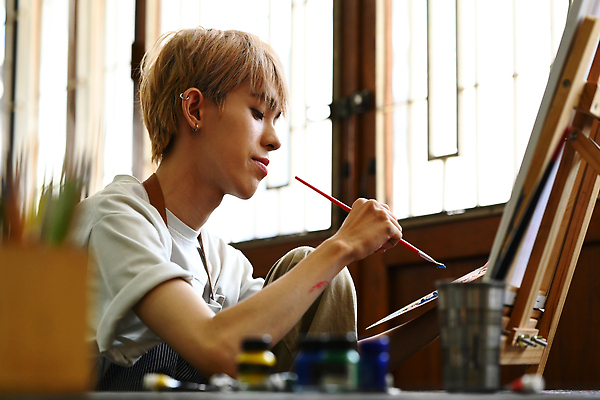 포토 JPG 해외이미지 남자 미술 한명 동양인 상반신 성인 옆모습 물감 붓 그리기 작업실 팔레트 소프트포커스 창가 이젤 그림 연필꽂이 캔버스 성인남자한명만 해외202310 해외포토 1 뷰포인트 창문 모션 문화예술 문구용품 촬영기법 사람 인종 미술도구 남자한명만 성인남자만 파일형식