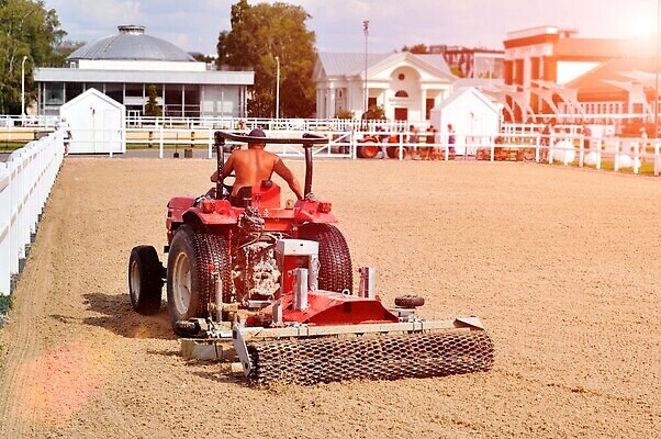 포토 JPG 해외이미지 길 모래 스포츠 이벤트 사람없음 여름 태양 경쟁 오픈 뜨거움 운전사 당기기 강의 시작 준비 트랙터 땅바닥 선로 쟁기 처음 해외202310 해외포토 레이스천 자연요소 직업 계절 컨셉 모션 바닥 직물 농기계 특수차량 파일형식