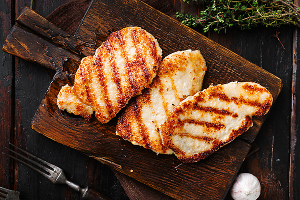 포토 JPG 해외이미지 포크 도마 마늘 스테이크 사람없음 굽기 허브 닭가슴살 나무배경 해외202310 해외포토 식물 식기 백그라운드 채소 주방용품 서양음식 닭고기 구이 파일형식