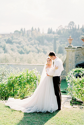 포토 JPG 해외이미지 백인 커플 드레스 벽 신랑 결혼 2 결혼식 서기 잔디 두명 장식 초록색 정원 바위 흰색 닫기 베일 해외202310 해외포토 서양인 식물 옷 컬러 관계 모션 사람 이벤트 돌_바위 파일형식