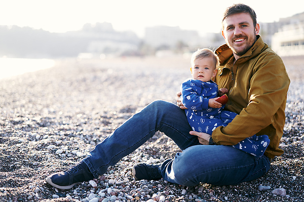 포토 JPG 해외이미지 백인 행복 아들 무기 어린이 2 가족 관계 자연 친절 산 함께함 관리 사랑 앉기 해변 야외 두명 파란색 부모 갈색 재킷 조약돌 청바지 아기 잡기 아빠 사과 돌봄 해외202310 해외포토 서양인 감정 바다 컬러 컨셉 과일 바지 모션 사람 외투 돌_바위 생태계 파일형식