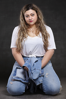 포토 JPG 해외이미지 백인 모델 라이프스타일 옷 여자 행복 포즈 백그라운드 신체 회색배경 실내 한명 미소 사람 앉기 파란색 뷰티 숫자 유행 검은색 흰색 청바지 몸무게 큼 플러스 비만 긍정 치수 내추럴 굴곡 해외202310 해외포토 서양인 문자 1 기호 감정 컬러 컨셉 바지 모션 표정 내부 생활 회색 크기 몸매 파일형식