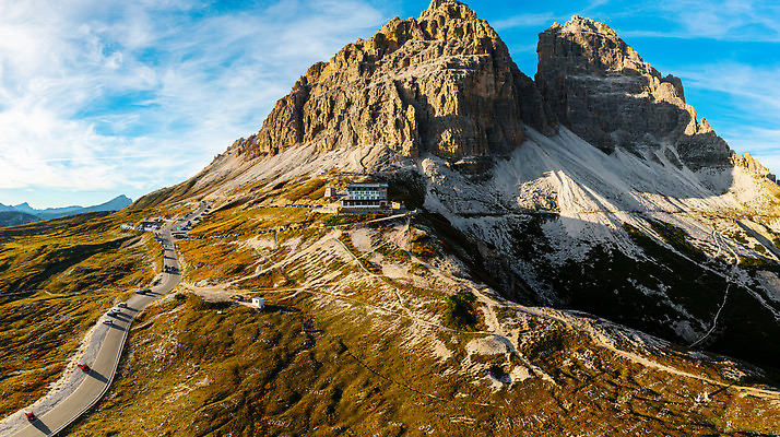 포토 JPG 해외이미지 구름 도로 길 여행 자국 자연 하늘 바람 휴가 산 안테나 파노라마 풍경 사람없음 야외 파란색 햇빛 태양 뷰티 환경 골짜기 일몰 이탈리아 트래킹 하이킹 흰색 황무지 정상 알프스 장면 내추럴 산악지대 드론 양발 절정 해외202310 해외포토 자연요소 유럽 컬러 통신 교통시설 레저 날씨 촬영기법 노을 생태계 파일형식