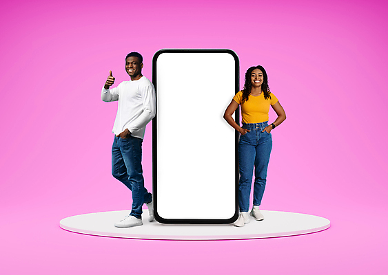 포토 JPG 해외이미지 전신 여자 남자 분홍색 백그라운드 서기 성인 두명 스마트폰 스크린 기댐 주머니손 따봉 목업 성인만 카피스페이스 해외포토 컬러 모션 사람 핸드폰 스마트기기 공백 최고 파일형식