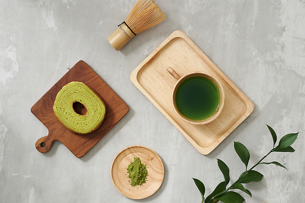 포토 JPG 해외이미지 접시 쟁반 사람없음 하이앵글 풀잎 달콤 찻잔 녹차 녹차가루 말차 바움쿠헨 차선_다기 녹차맛 해외포토 식기 뷰포인트 잎 잔 차_음료 케이크 풀_식물 맛 다기 가루 파일형식