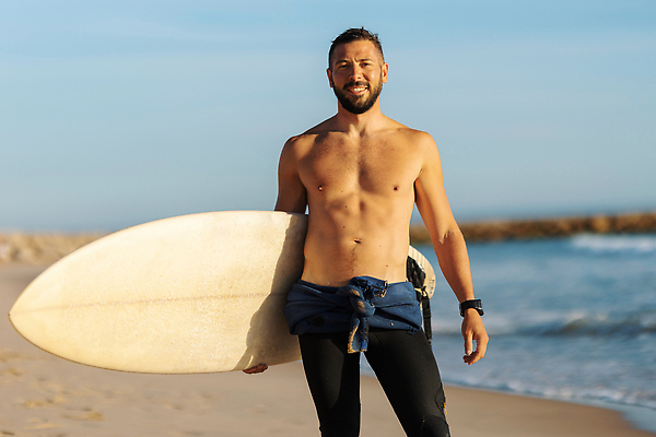 포토 JPG 해외이미지 라이프스타일 남자 행복 스포츠 파도 바다 자연 휴가 수염 한명 야외 물 학습 운동 수상스포츠 서핑보드 서핑 잠수복 서퍼 세대 자극 해외202310 해외포토 자연요소 1 옷 교육 감정 운동선수 건강 사람 생활 보드_스포츠 생태계 파일형식