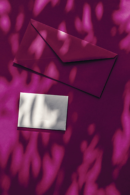 포토 JPG 해외이미지 종이 편지봉투 그림자 사람없음 햇빛 그늘 자주색 감성 카피스페이스 해외202310 해외포토 컬러 컨셉 봉투 태양 공백 편지 파일형식