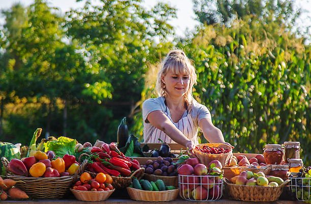 포토 JPG 해외이미지 식물 백인 라이프스타일 배너 응시 여자 행복 음식 농업 채소 과일 건강 한명 서기 사람 쇼핑 컬러풀 농장 판매 상점 수확 신선 잡기 시장 선택 구매 사과 농부 상품 고객 유기농 지역 소매 내추럴 채식주의자 카피스페이스 해외202310 해외포토 서양인 직업 1 웰빙 시선 감정 산업 컬러 컨셉 모션 생활 공백 채식 파일형식