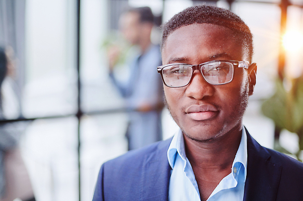 포토 JPG 해외이미지 직업 응시 남자 얼굴 흑인 회사 비즈니스 CEO 사업가 성공 서기 사람 정장 가로 세명 금융 사무실 검은색 작업 비즈니스맨 자신감 대표 디자이너 동료 경영자 리더 긍정 경영 정중 진짜 해외202310 해외포토 서양인 시선 옷 감정 컬러 컨셉 관계 모션 신체부위 경제 직장인 파일형식