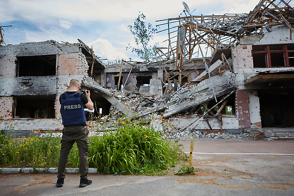 포토 JPG 해외이미지 직업 신체 비즈니스 노동자 한명 사람 이벤트 파란색 금발 카메라 장비 덮개 업무 기자 신문 뉴스 헬멧 위험 충돌 사진사 알림 보고서 면접 군용 전쟁 방송 언론 육군 우크라이나 해외202310 해외포토 1 헤어스타일 유럽 컬러 컨셉 군대 간행물 전자제품 뚜껑 작업 보호장비 작가 파일형식
