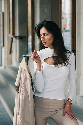 포토 JPG 해외이미지 모델 라이프스타일 응시 옷 여자 포즈 장신구 바지 거리 갈색머리 한명 사람 야외 선글라스 햇빛 뷰티 갈색 유행 봄 낭만 코트 도시 스웨터 블라우스 낙타 얇은 스타일 해외202310 해외포토 1 헤어스타일 시선 계절 안경 컬러 컨셉 상의 포유류 하의 생활 태양 외투 파일형식