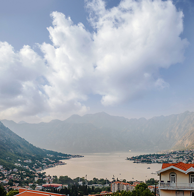 포토 JPG 해외이미지 나무 유럽 바다 여행 백그라운드 컨셉 요트 건축양식 자연 하늘 휴가 산 주택 파노라마 풍경 사람없음 야외 물 여름 파란색 도시풍경 뷰티 노란색 여행객 항구 일몰 만 보트 성 고급 크루즈 지중해 타운 몬테네그로 발칸반도 해외202310 해외포토 자연요소 식물 건축물 계절 건축 나라 컬러 배_교통 교통시설 촬영기법 사람 건물 노을 도시 생태계 파일형식
