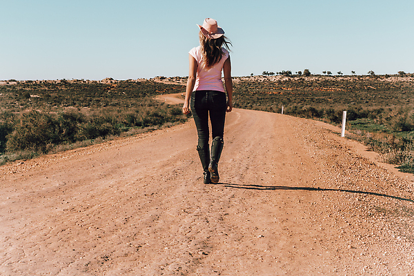 포토 JPG 해외이미지 모자 여자 도로 건조 부츠 한명 걷기 청바지 시골 뜨거움 호주 씻기 먼지 멀리 오지 해외202310 해외포토 1 잡화 길 신발 바지 교통시설 모션 사람 청결 오세아니아 파일형식