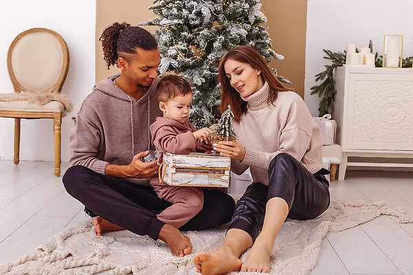 포토 JPG 해외이미지 나무 백인 라이프스타일 여자 남자 행복 아들 어린이 크리스마스 겨울 가족 포옹 맨발 엄마 휴가 새해 주택 함께함 실내 따뜻함 사랑 소년 성인 내부 장식 세명 장난감 뷰티 흰색 축하 아빠 스웨터 니트 크리스마스이브 성인여자만 해외202310 해외포토 서양인 식물 계절 기념일 감정 컬러 컨셉 상의 관계 안기 발 사람 건물 생활 여자만 성인만 파일형식