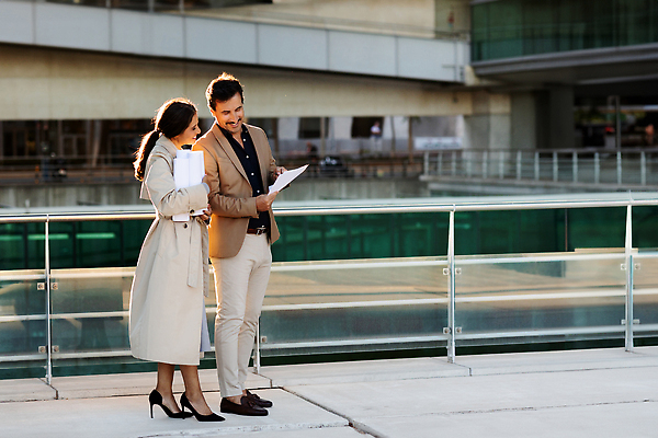 포토 JPG 해외이미지 백인 직업 커플 여자 남자 행복 중년 50대 회사 비즈니스 사업가 성공 거리 함께함 서기 미소 사람 성인 야외 두명 업무 비즈니스맨 비즈니스우먼 자신감 엔지니어 건축가 대표 종업원 동료 리더 책임자 경영 고용 콜라보레이션 해외202310 해외포토 서양인 감정 컨셉 관계 모션 표정 구직 작업 직장인 기술자 채용 파일형식