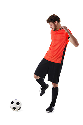 포토 JPG 해외이미지 전신 백인 직업 1 응시 옷 남자 행복 스포츠 포즈 백그라운드 셔츠 유니폼 공 놀이 실내 건강 한명 사람 20대 성인 빨간색 세로 운동복 운동 검은색 축구 게임 흰색 가득함 싱글 길이 고립 양발 운동가 저지 플레이어 해외202310 해외포토 서양인 시선 감정 컬러 상의 청년 내부 구기 파일형식