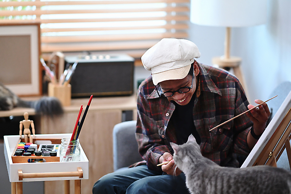 포토 JPG 해외이미지 남자 액자 미술 한명 앉기 동양인 상반신 성인 물감 스탠드 붓 블라인드 그리기 작업실 팔레트 이젤 그림 캔버스 성인남자한명만 반려묘 해외202310 해외포토 1 모션 문화예술 조명 사람 인종 반려동물 고양이 미술도구 커튼 남자한명만 성인남자만 파일형식