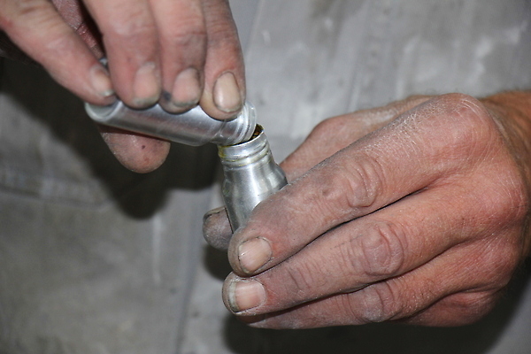 포토 JPG 해외이미지 손 산업 신체 자동차 노동자 사람없음 상점 금속 기계 손상 공구 작업실 수리 서비스 반죽 고정 정비공 유지 자동 차고 해외202310 해외포토 직업 육상교통 컨셉 재질 신체부위 도구 기술자 파일형식