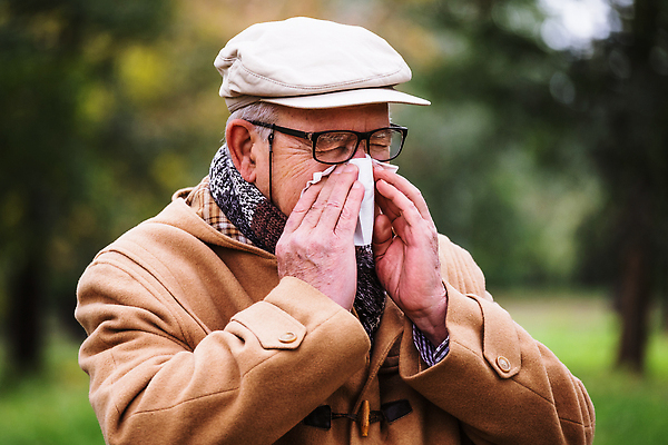 포토 JPG 해외이미지 모자 옷 공원 남자 안경 겨울 자연 날씨 한명 성인 야외 고통 회색 추위 코트 가을 열 주름 조직 호흡기관 은퇴 코 손수건 개성 알레르기 옛날 재채기 해외202310 해외포토 1 잡화 계절 공공시설 감정 컬러 사람 신체부위 외투 장기_의학 질병 생태계 파일형식