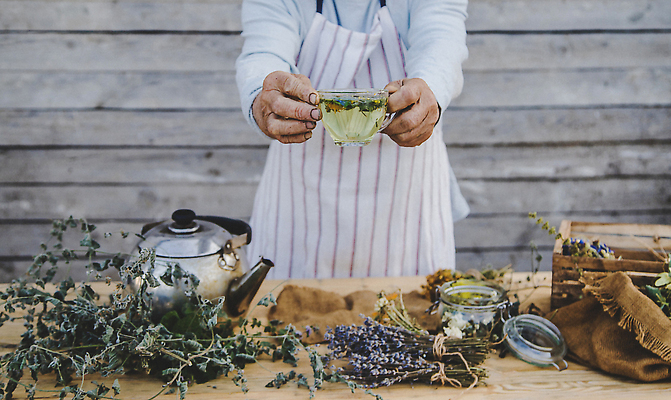 포토 JPG 해외이미지 여자 노년 주전자 한명 약초 찻잔 주기 드라이플라워 꽃차 말린재료 노인여자한명만 해외202310 해외포토 1 꽃 모션 주방용품 잔 사람 성인 차_음료 풀_식물 여자한명만 노인여자만 파일형식