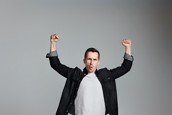 포토 JPG 해외이미지 백인 모델 남자 행복 감정 무기 백그라운드 컨셉 비즈니스 성공 관리 한명 미소 사람 성인 손들기 외침 주먹 기쁨 에너지 축하 표현 우승 비즈니스맨 흥분 오르기 긍정 고립 기르기 비명 승자 필승 해외202310 해외포토 서양인 1 모션 표정 소리 최고 직장인 돌봄 파일형식